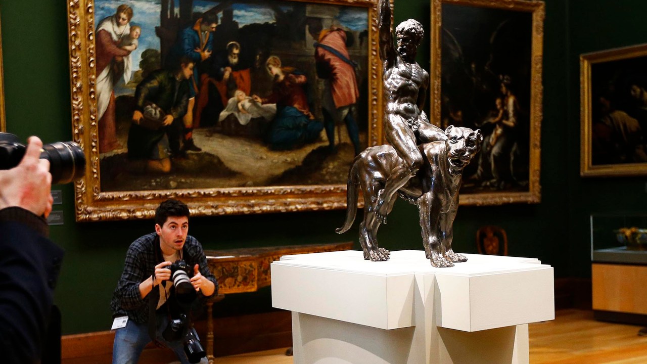 Fotografos captam imagens de uma das estátuas de bronze, expostas durante conferência no Museu Fitzwilliam, em Cambridge, que acredita-se ter sido um trabalho mais antigo de Michelangelo