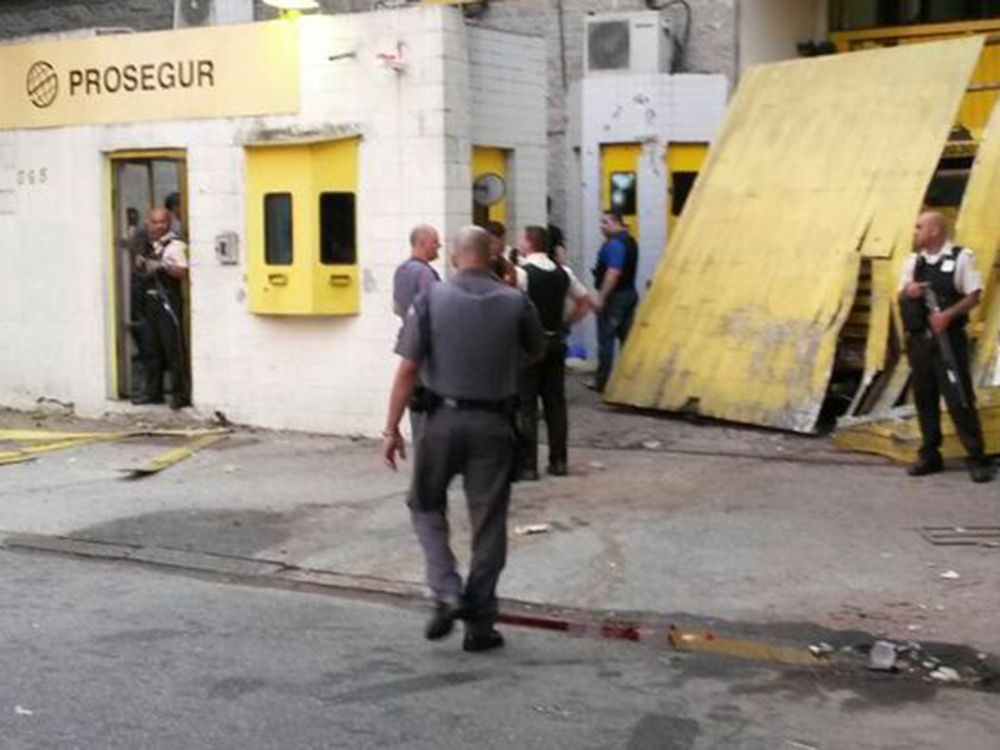 Portão da empresa de transporte de valores Prosegur ficou destruído após o crime em Santos