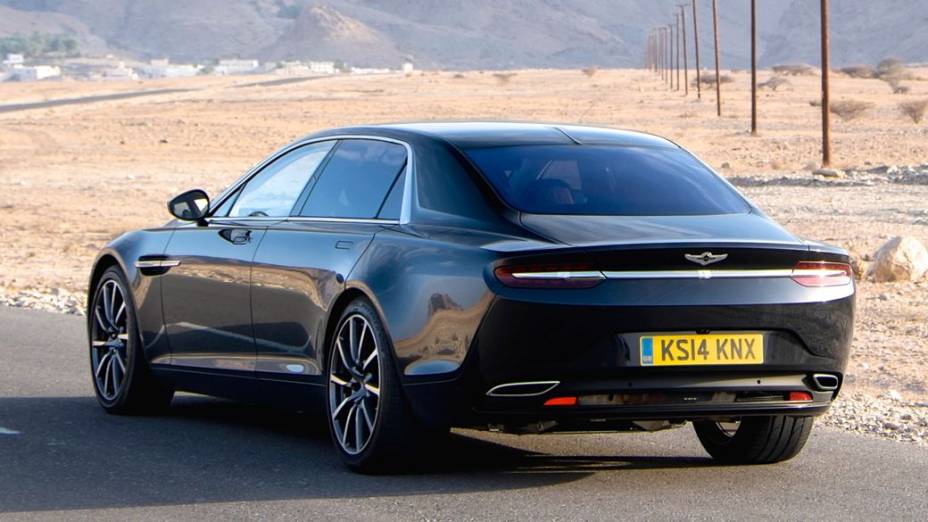 O novo Aston Martin Lagonda é testado em Omã