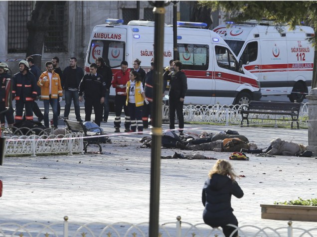 Equipes de resgate trabalham em Sultanahmet, área turística de Istambul afetada por uma explosão