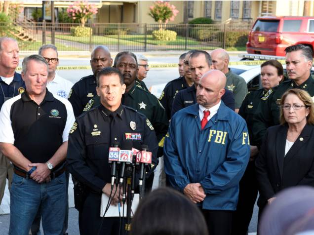 Agentes da polícia e o FBI durante coletiva de imprensa, em Orlando