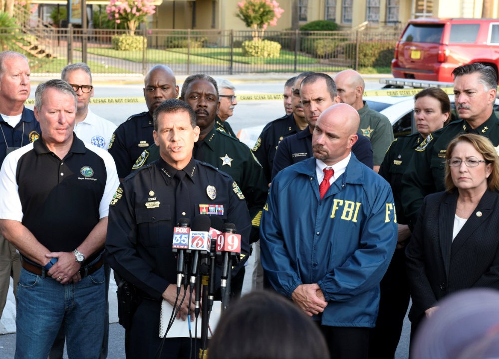 Agentes da polícia e o FBI durante coletiva de imprensa, em Orlando