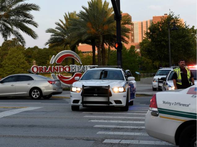 Carros de polícia próximos da boate Pulse, em Orlando