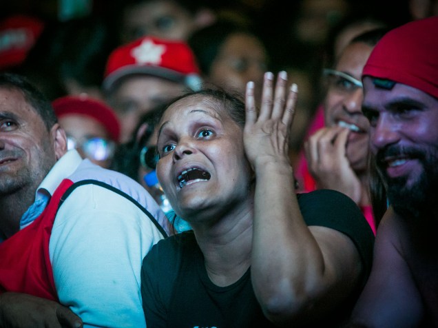 Manifestantes protestam contra o impeachment enquanto assistem a votação em telão no Vale do Anhangabaú, cidade de São Paulo - 17/04/2016