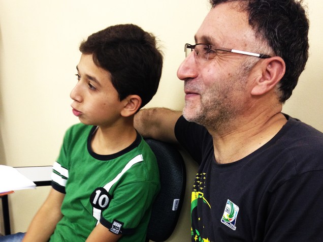 O sírio Sami Sheji Al Najjar e um de seus seis filhos participam das aulas de português