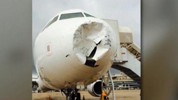 Avião ficou com o bico bastante danificado por causa da chuva de granizo