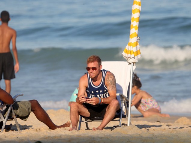 Brian Littrell, dos Backstreet Boys, resolve passar o dia na praia antes de sua apresentação no Rio de Janeiro