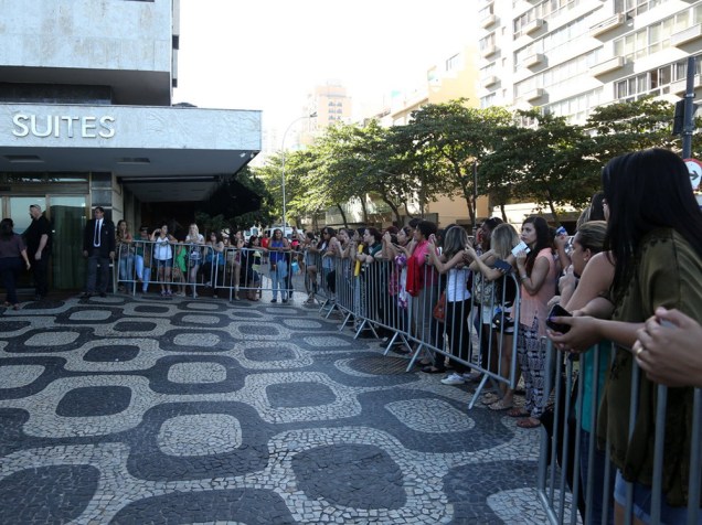 Fãs debruçadas na grade de proteção colocada em frente ao hotel em que os Backstreet Boys estão hospedados