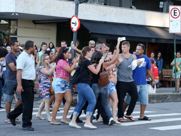 Nick Carter é perseguido por fãs no Rio