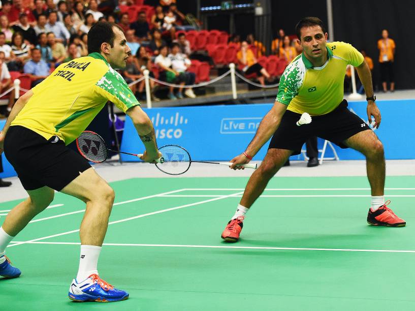 A dupla brasileira Daniel Paiola e Hugo Arthuso durante disputa final de Badminton dos Jogos Pan-Americanos, em Toronto, Canadá