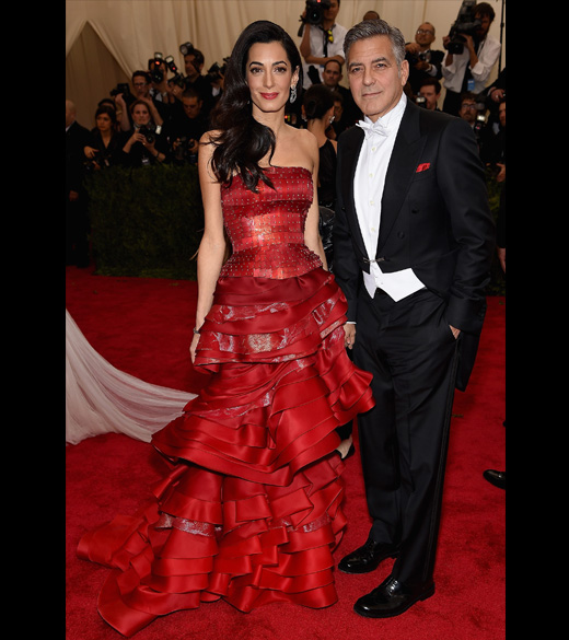 Amal Clooney ostentou o vestido John Galliano para Maison Margiela e também o maridão George Clooney no Baile do Met, em Nova York