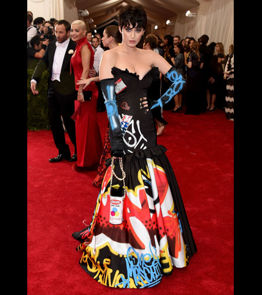Katy Perry com vestido Moschino by Jeremy Scott no Baile de Gala do Met