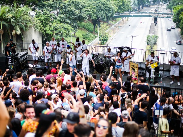 O Bloco Acadêmicos do Baixo Augusta realiza grito de carnaval no Mirante Nove de Julho Julho, localizado atrás do MASP, em São Paulo, neste domingo (24)