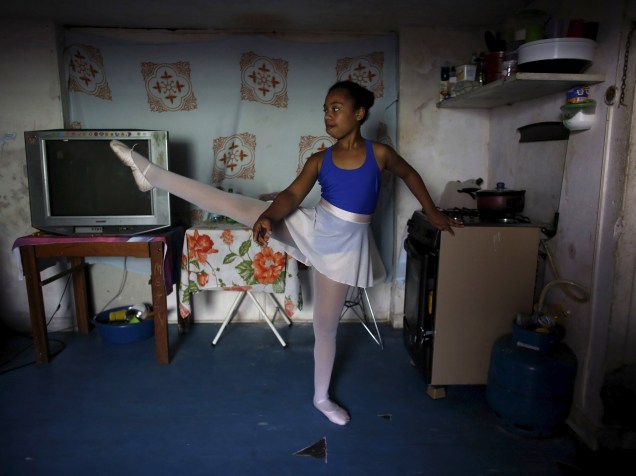 Taissa Lima, de 10 anos, pratica em sua casa antes de sua aula de balé no estúdio "Novos sonhos", na região da Cracolândia, em São Paulo
