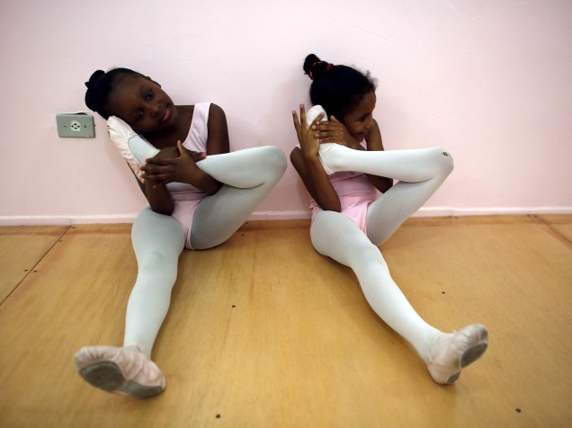 Jovens participam de aulas de balé fornecidas pelo projeto "Novos sonhos", localizado na região da Cracolândia.