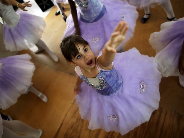 Menina participa de aula de balé fornecida pelo projeto "Novos sonhos", localizado na região da Cracolândia.