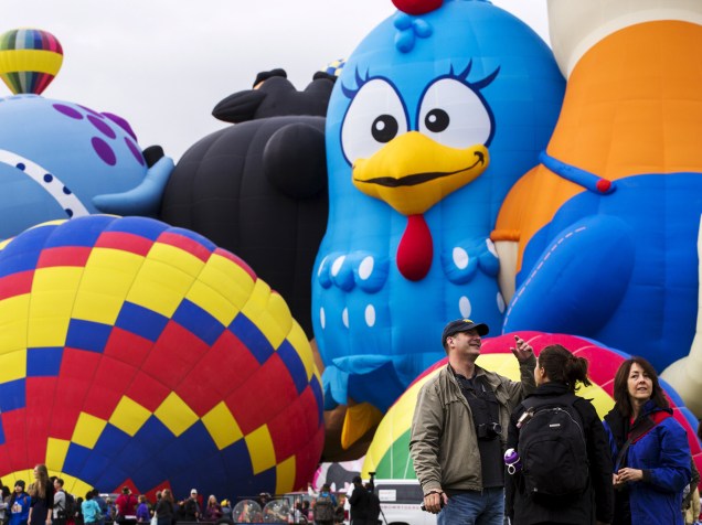 Centenas de balões de ar quente são preparados para o Festival Internacional de Balonismo de Albuquerque 2015, Novo México