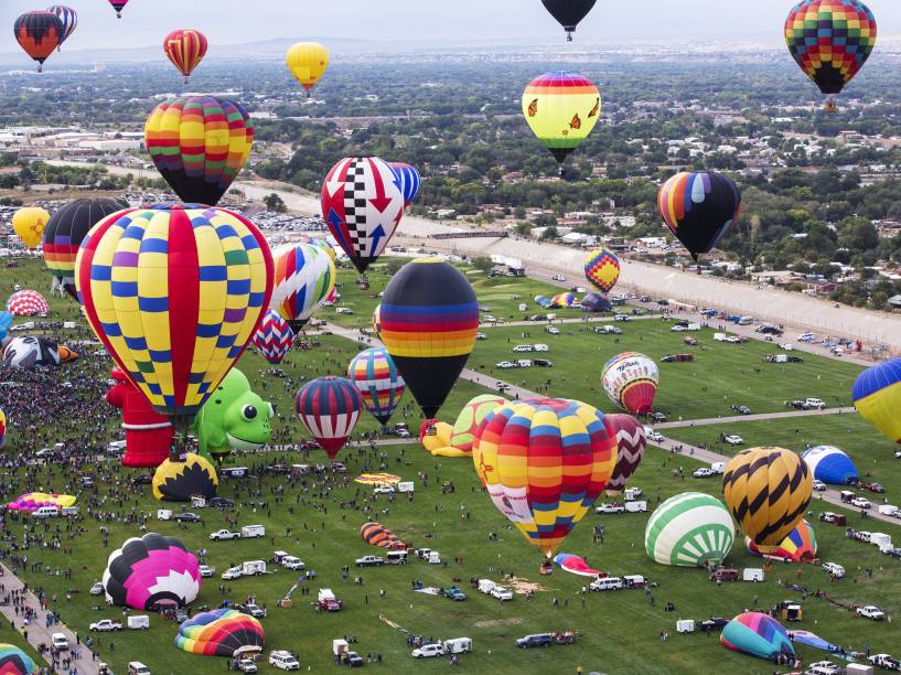 Centenas de balões de ar quente são preparados para o Festival Internacional de Balonismo de Albuquerque 2015, Novo México