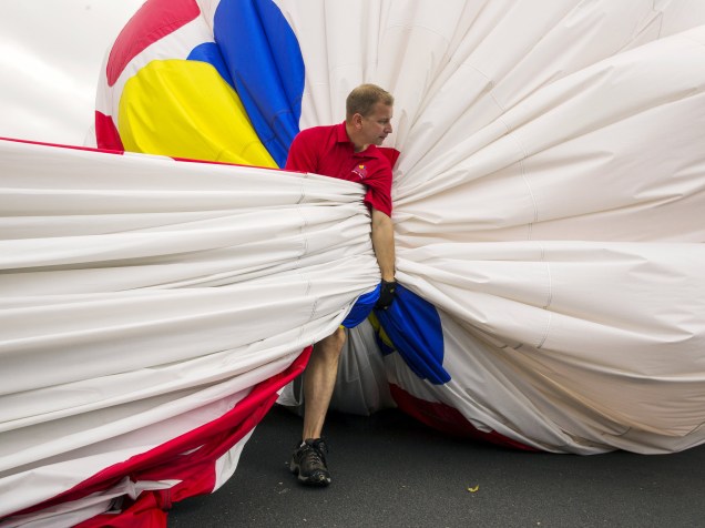 Piloto resgata seu balão de ar quente após aterrissagem durante Festival Internacional de Balonismo de Albuquerque 2015, no Novo México
