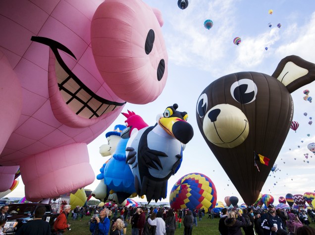 Participantes observam enquanto balões de ar quente tomam os céus durante o Festival Internacional de Balonismo de Albuquerque 2015