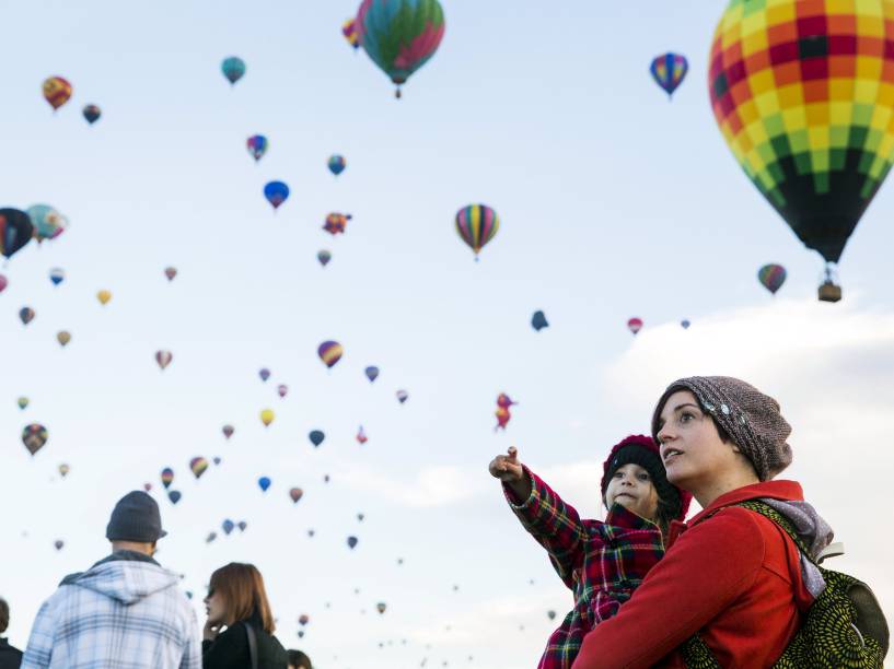 Participantes observam enquanto balões de ar quente tomam os céus do Festival Internacional de Balonismo de Albuquerque 2015, no Novo México