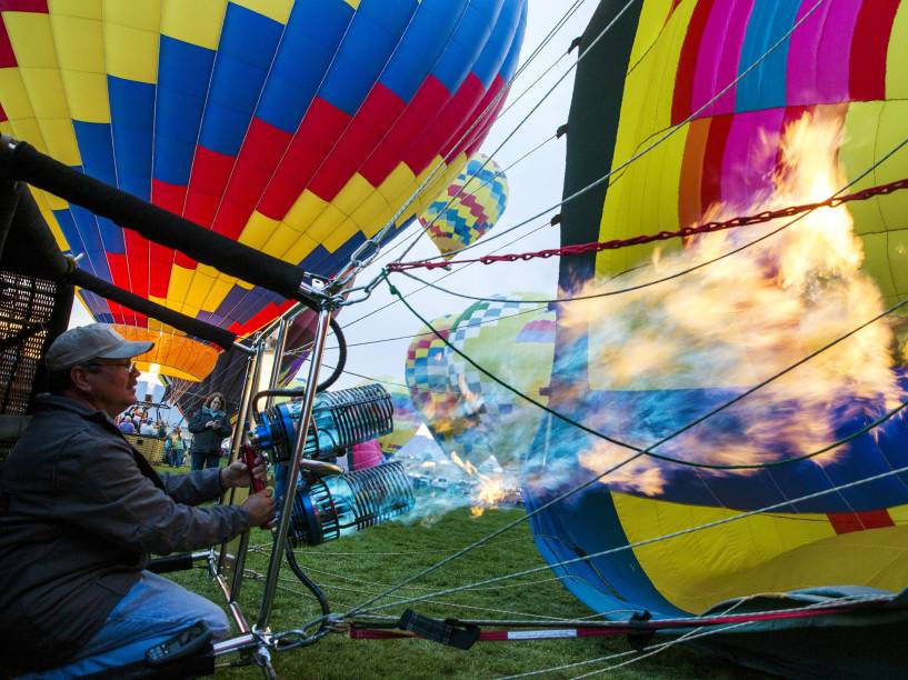 Piloto infla um balão de ar quente para o Festival Internacional de Balonismo de Albuquerque 2015, no Novo México