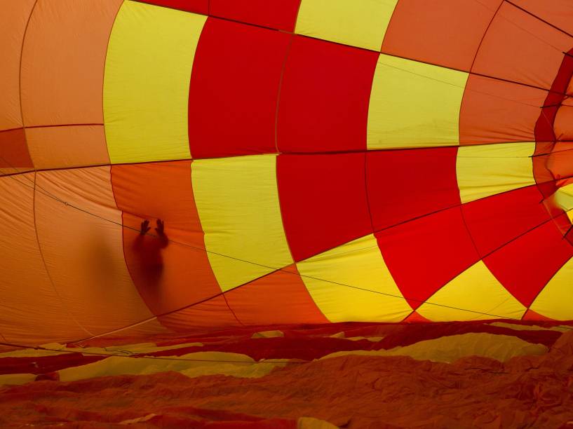 Participante toca um balão de ar quente que sendo inflado durante Festival Internacional de Balonismo de Albuquerque 2015, no Novo México