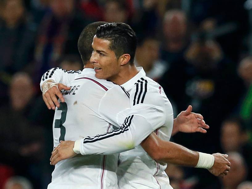 Cristiano Ronaldo e o jogador Pepe comemoram gol pelo Real Madrid durante partida contra o Barcelona, no Camp Nou