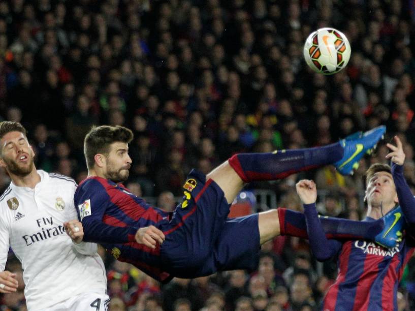  Lionel Messi durante a partida entre Barcelona e Real Madrid no Camp Nou neste domingo (22), que vale a liderança do campeonato Espanhol
