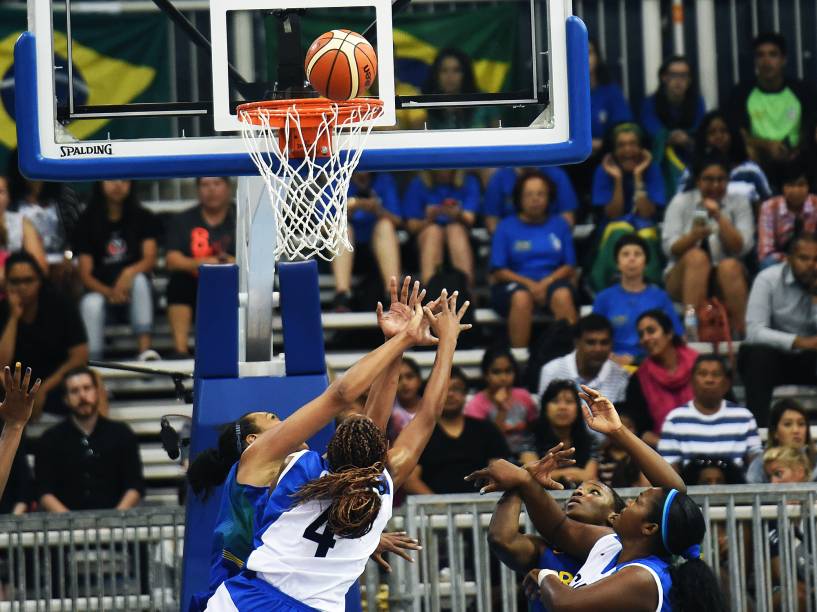 Partida de basquete entre Brasil e Cuba nos Jogos Pan-Americanos de 2015, em Toronto, Canadá