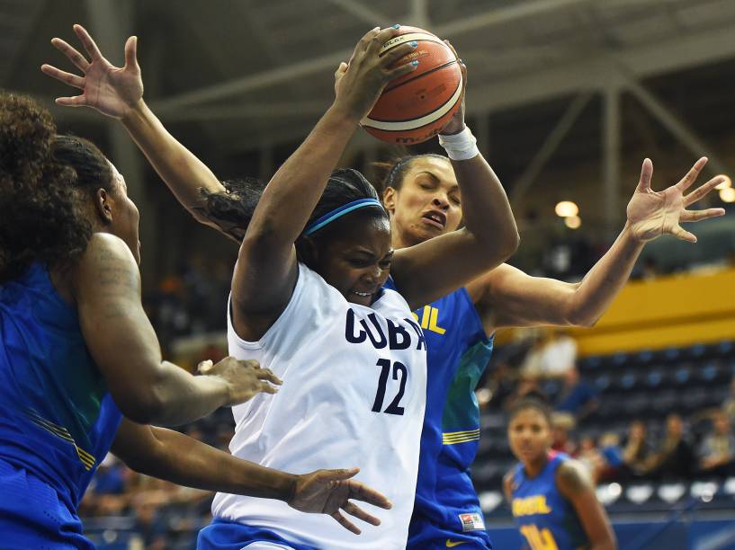 Partida de basquete entre Brasil e Cuba nos Jogos Pan-Americanos de 2015, em Toronto, Canadá