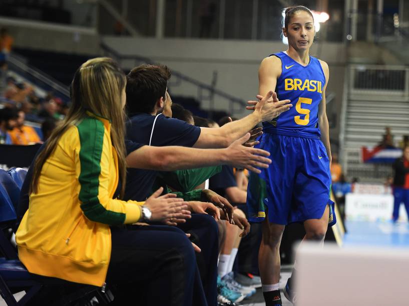 Partida de basquete entre Brasil e Cuba nos Jogos Pan-Americanos de 2015, em Toronto, Canadá