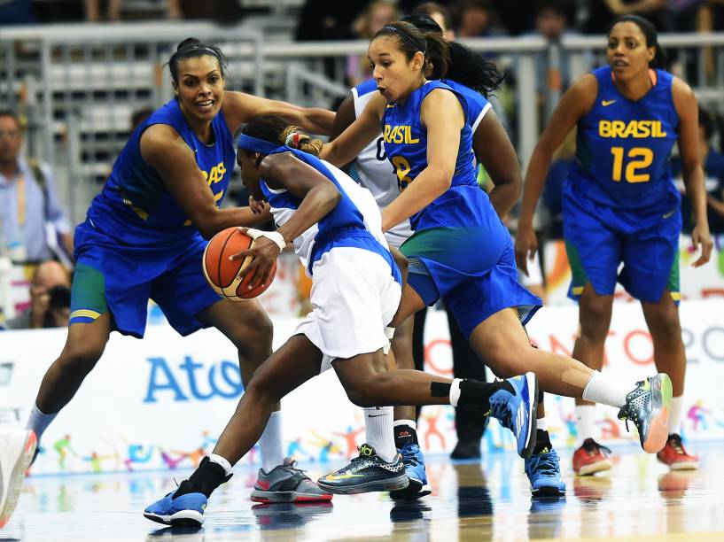 Rivalidade entre o time brasileiro e cubano esquenta a disputa pela medalha de bronze no basquete feminino nos Jogos Pan-Americanos de Toronto, Canadá