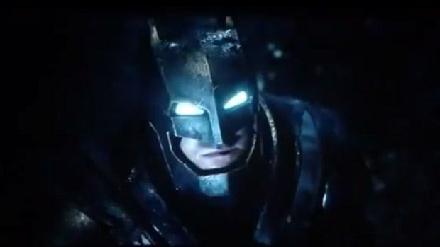 Ben Affleck como Batman em imagem de  Batman vs Superman: A Origem da Justiça, previsto para março de 2016
