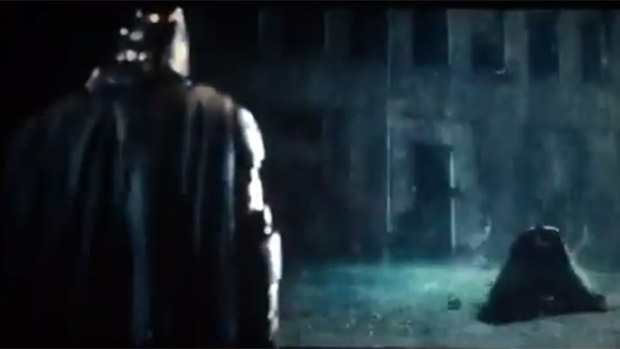 Imagem do confronto de Batman e Super-Homem em  Batman vs Superman: A Origem da Justiça, previsto para março de 2016