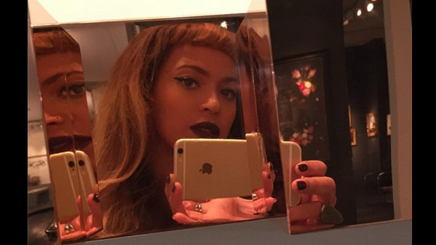 Beyoncé faz selfie para apresentar franja aos seguidores do Instagram