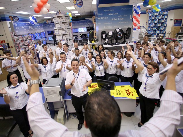 Funcionários das lojas Casas Bahia comemoram abertura das vendas do Black Friday, em São Paulo