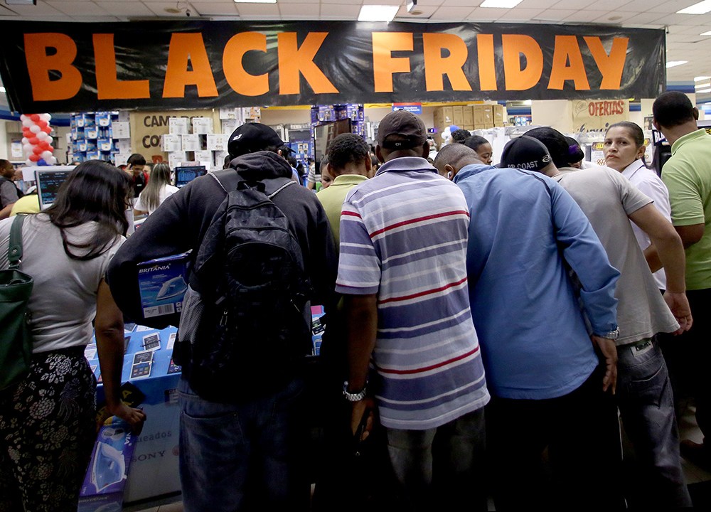 Descontos da Black Friday levam clientes as lojas da Casas Bahia, em São Paulo