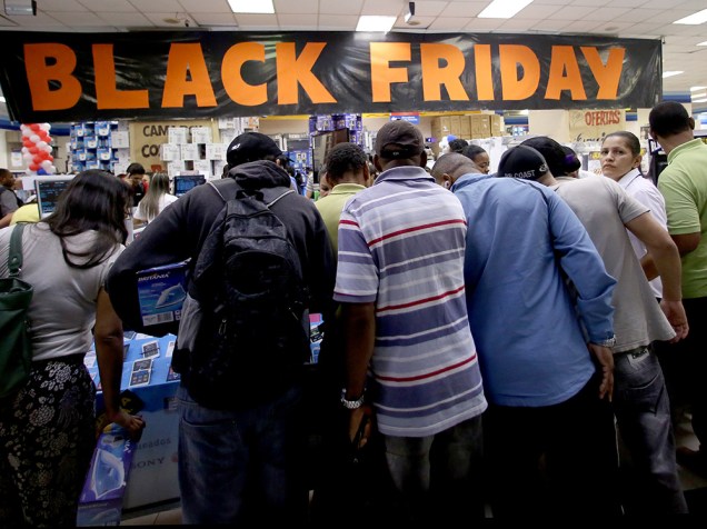 Descontos da Black Friday levam clientes as lojas da Casas Bahia, em São Paulo