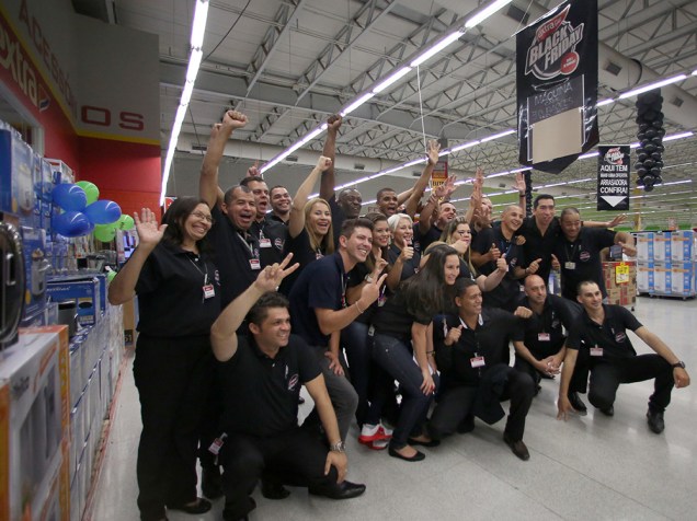 Funcionários das lojas Extra comemoram abertura das vendas do Black Friday, em São Paulo