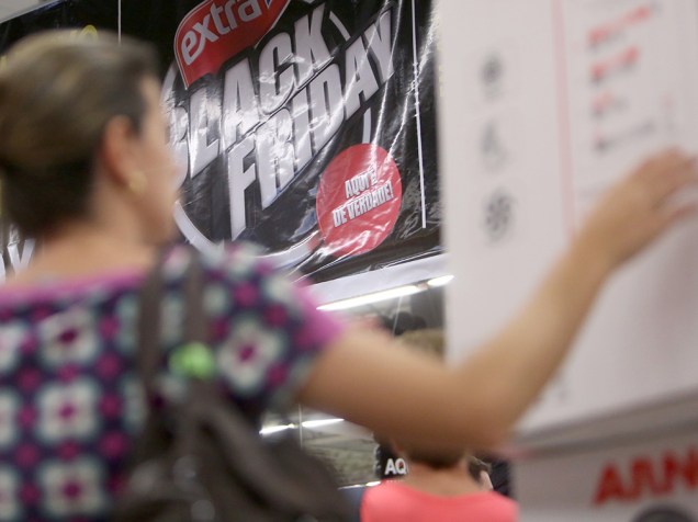 Descontos da Black Friday levam clientes as lojas Extra, em São Paulo
