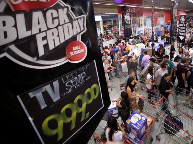 Descontos da Black Friday levam clientes as lojas Extra, em São Paulo