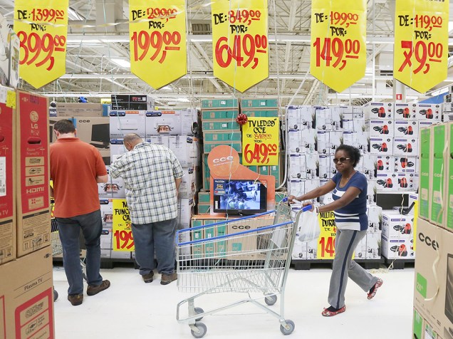 Descontos da Black Friday levam clientes ao Walmart de Osasco