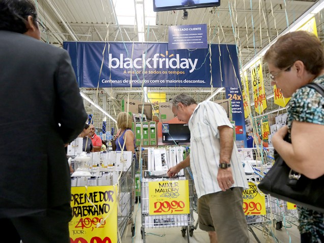 Descontos da Black Friday levam clientes ao Walmart de Osasco