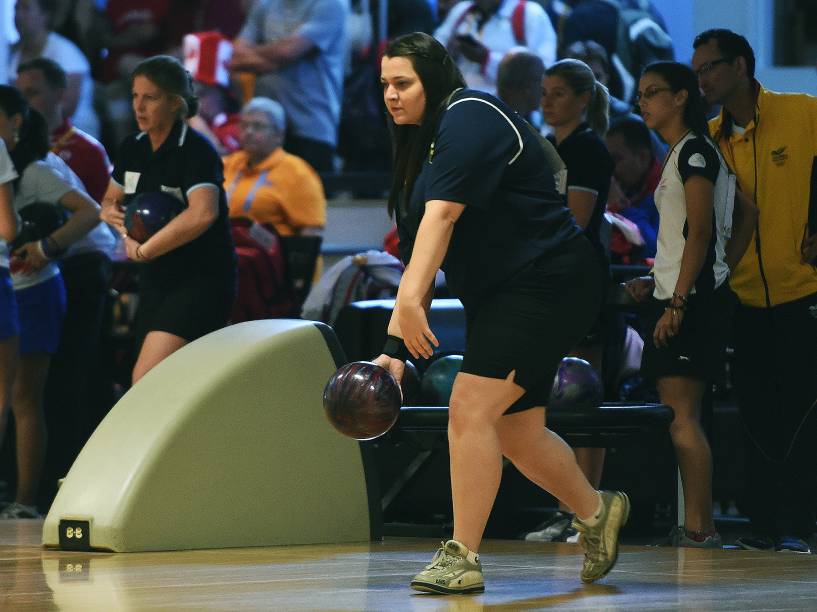 A brasileira Roberta Rodrigues compete na disputa feminina em duplas de boliche nos Jogos Pan-Americanos, em Toronto, Canadá