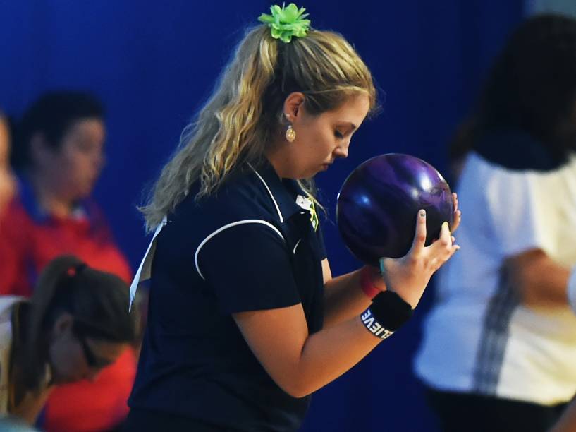 A brasileira Stephanie Martins compete na disputa feminina em duplas de boliche nos Jogos Pan-Americanos, em Toronto, Canadá