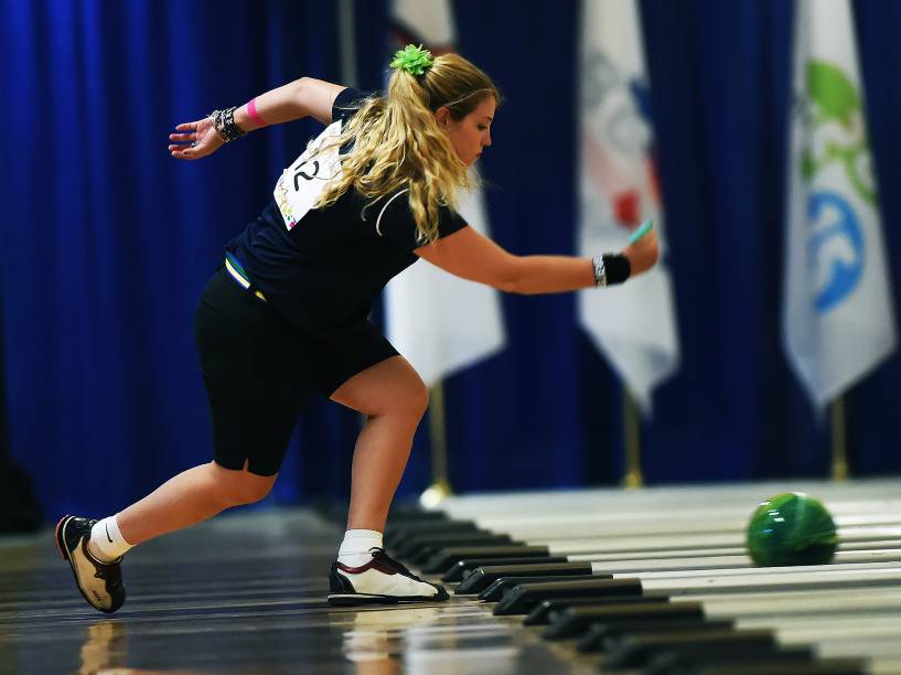 A brasileira Stephanie Martins compete na disputa feminina em duplas de boliche nos Jogos Pan-Americanos, em Toronto, Canadá