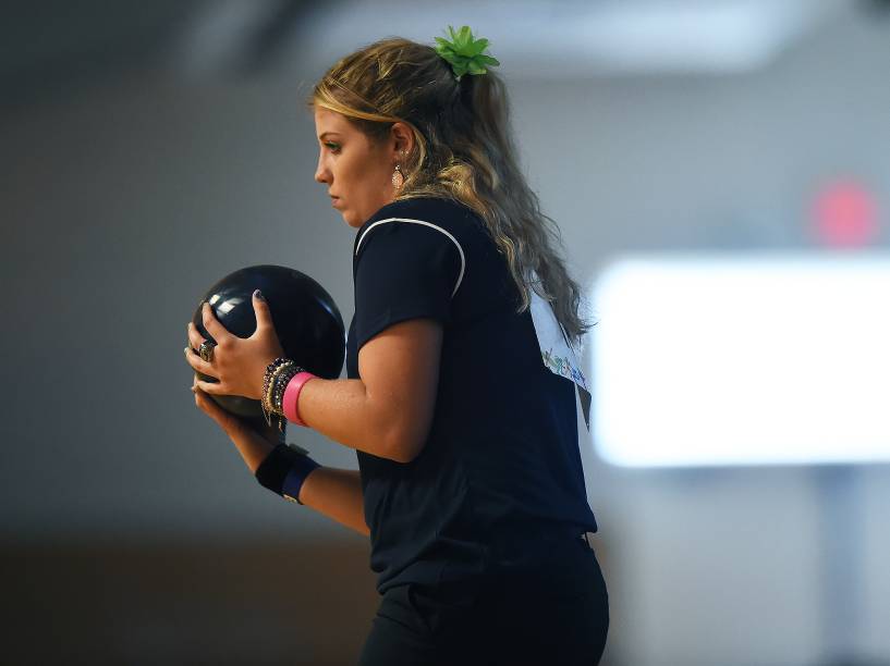 A brasileira Stephanie Martins compete na disputa feminina em duplas de boliche nos Jogos Pan-Americanos, em Toronto, Canadá