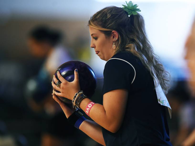 A brasileira Stephanie Martins compete na disputa feminina em duplas de boliche nos Jogos Pan-Americanos, em Toronto, Canadá