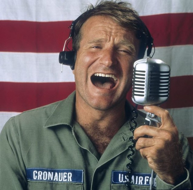 Robin Williams dá bom dia à tropa americana em Bom Dia, Vietnã (1987)